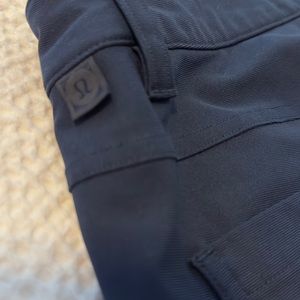 Men’s Lululemon navy pants.